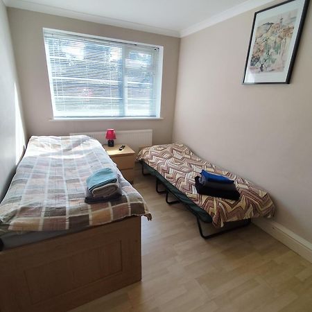 2 Bed Flat Near Station With Parking&Comgarden Lägenhet Sutton  Exteriör bild