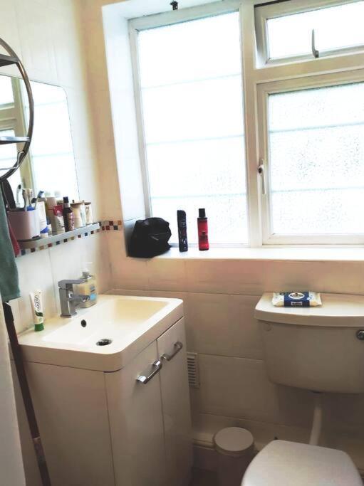 2 Bed Flat Near Station With Parking&Comgarden Lägenhet Sutton  Exteriör bild