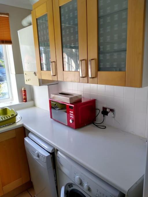 2 Bed Flat Near Station With Parking&Comgarden Lägenhet Sutton  Exteriör bild